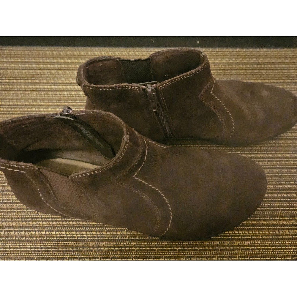 Clarks Collection brown seude womens ankle boots with 1 inch wedge size 8.5 M